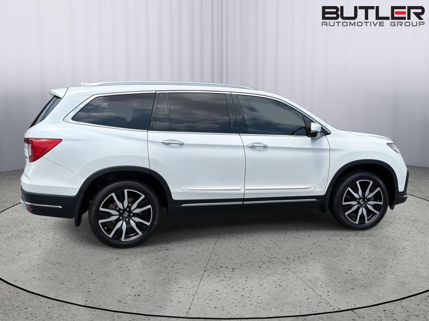Used 2019 White Diamond Pearl Honda Touring w/Rear Captain