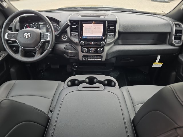 New 2026 Diamond Black Crystal Pearl-Coat Exterior Paint RAM Tradesman image 9