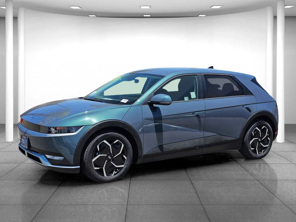 Used 2024 Green Hyundai SE image 2