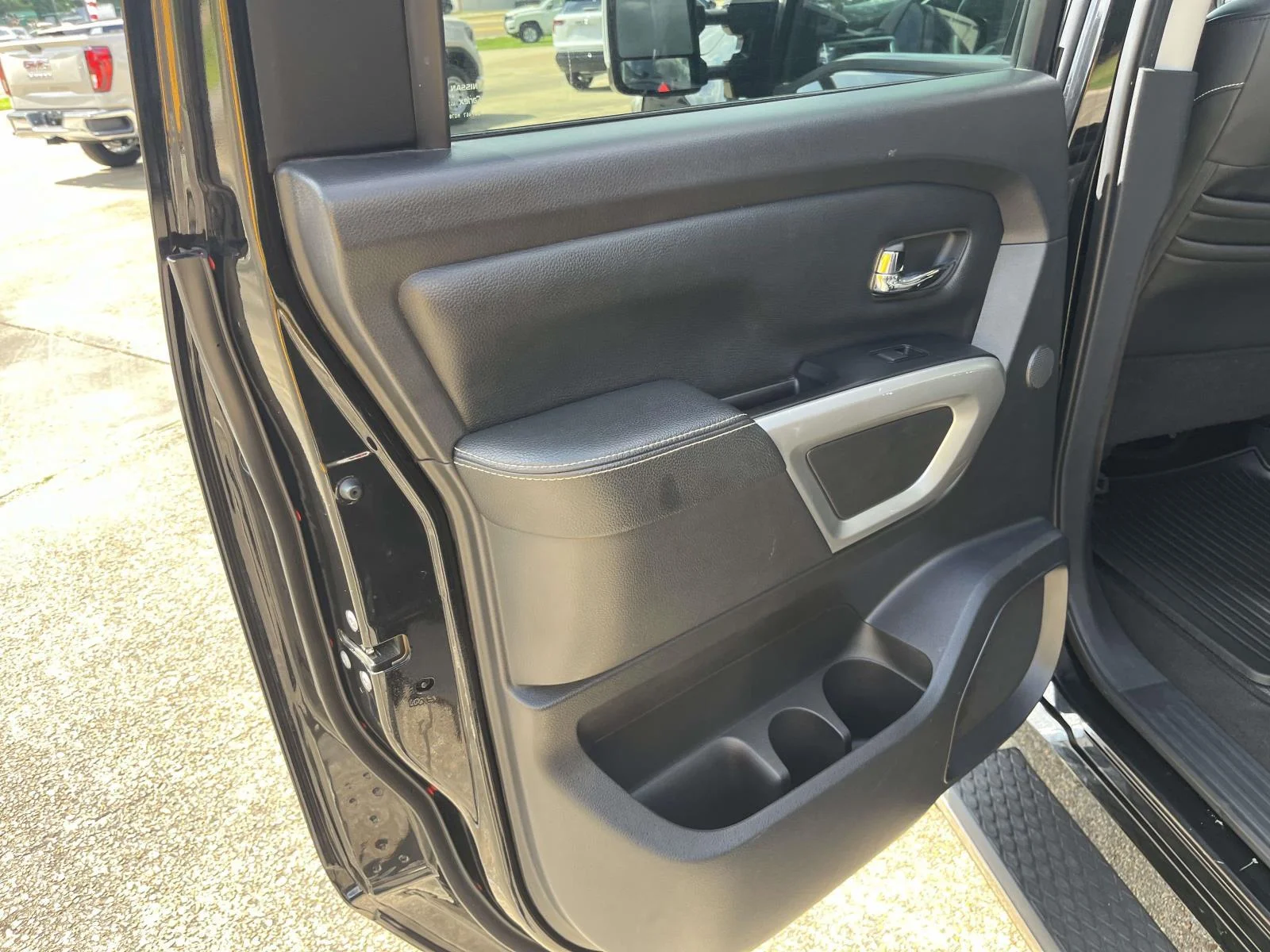 Used 2018 Magnetic Black Nissan 4x4 Crew Cab PRO-4X image 13