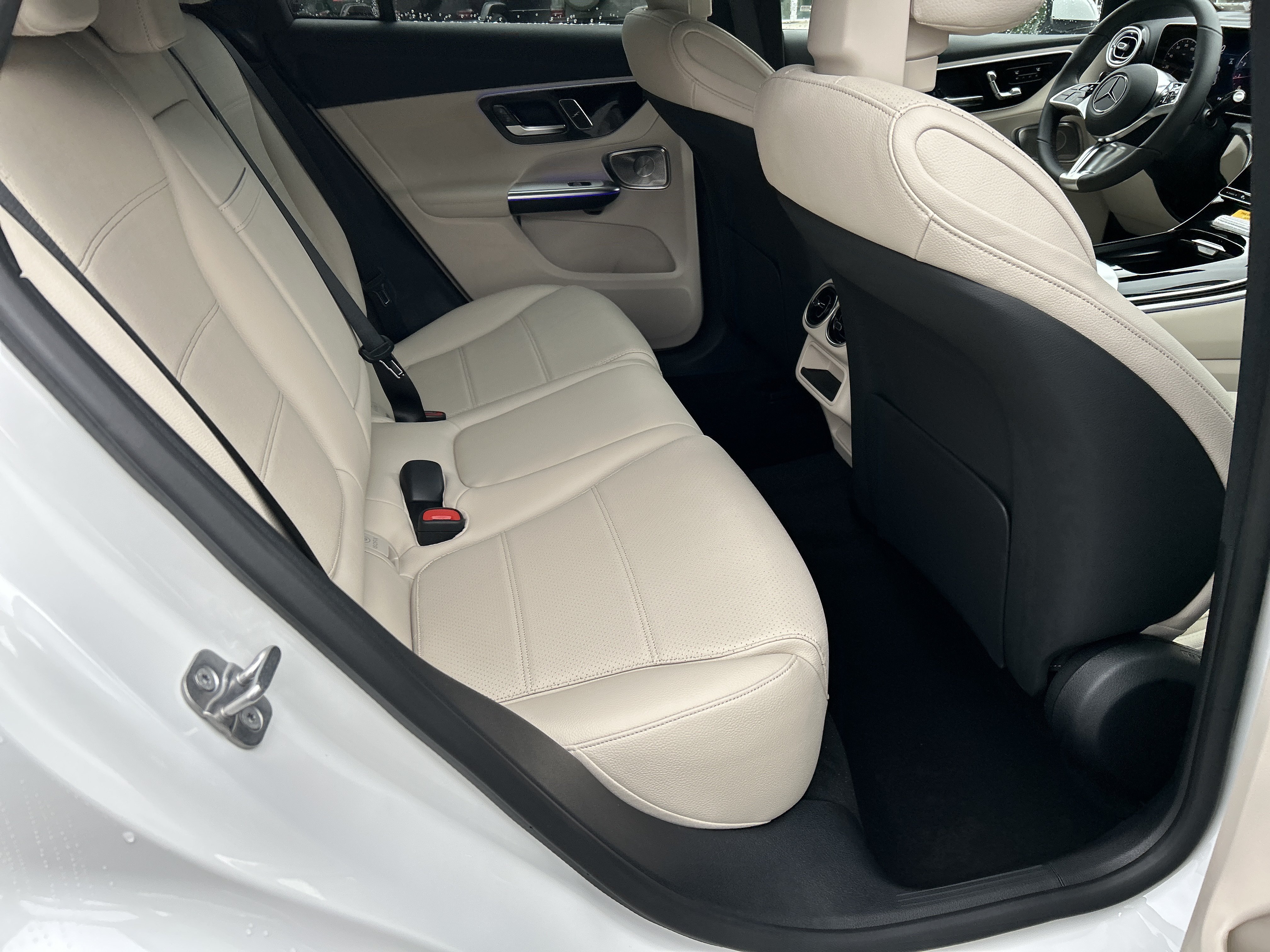 New 2026 MANUFAKTUR Moonlight White Metallic Mercedes-Benz GLC 300 4MATIC® Coupe image 39