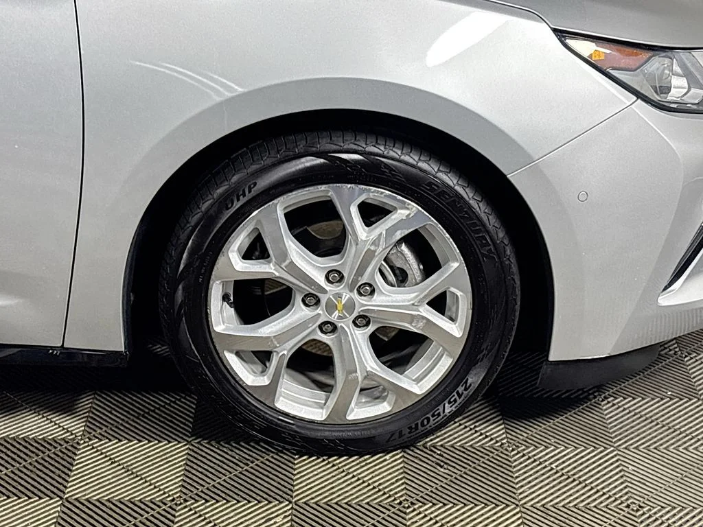Used 2017 Silver Chevrolet Premier image 23