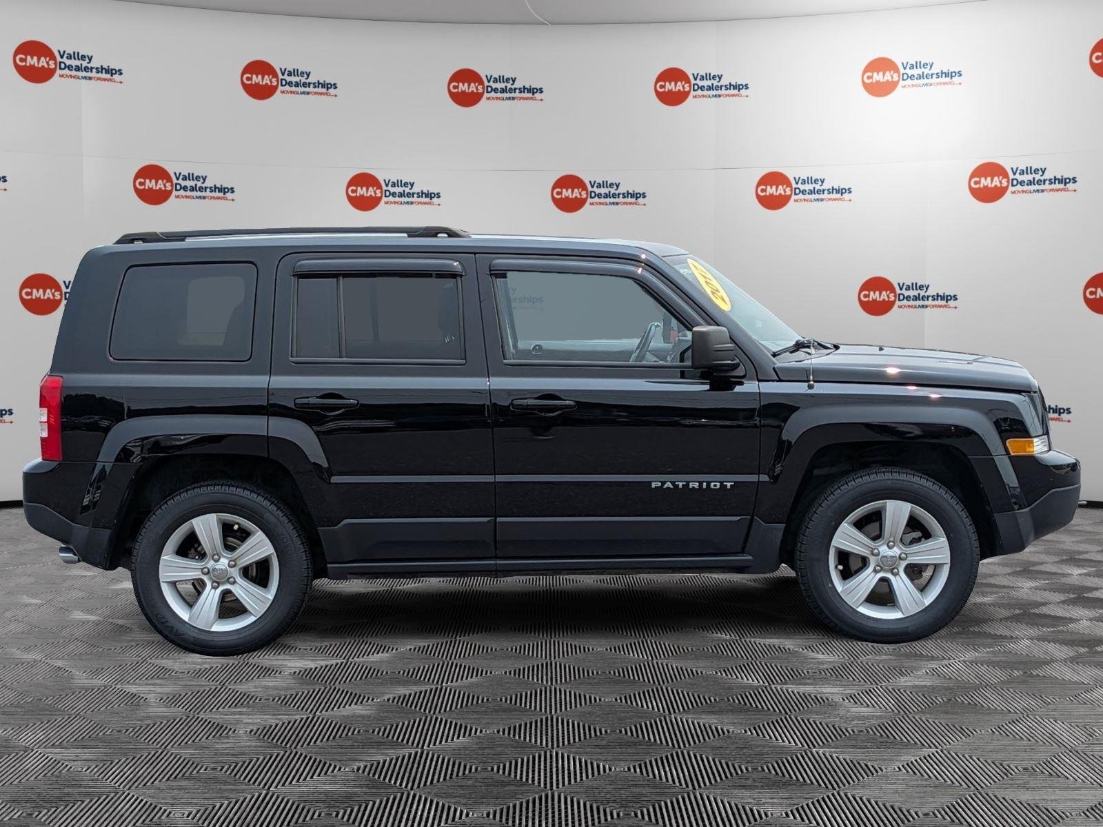Used 2017 Black Clearcoat Jeep Latitude image 4