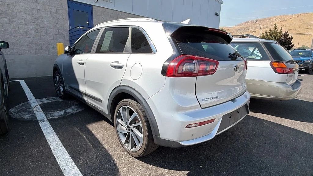 Used 2017 Silky Silver Kia Touring image 3
