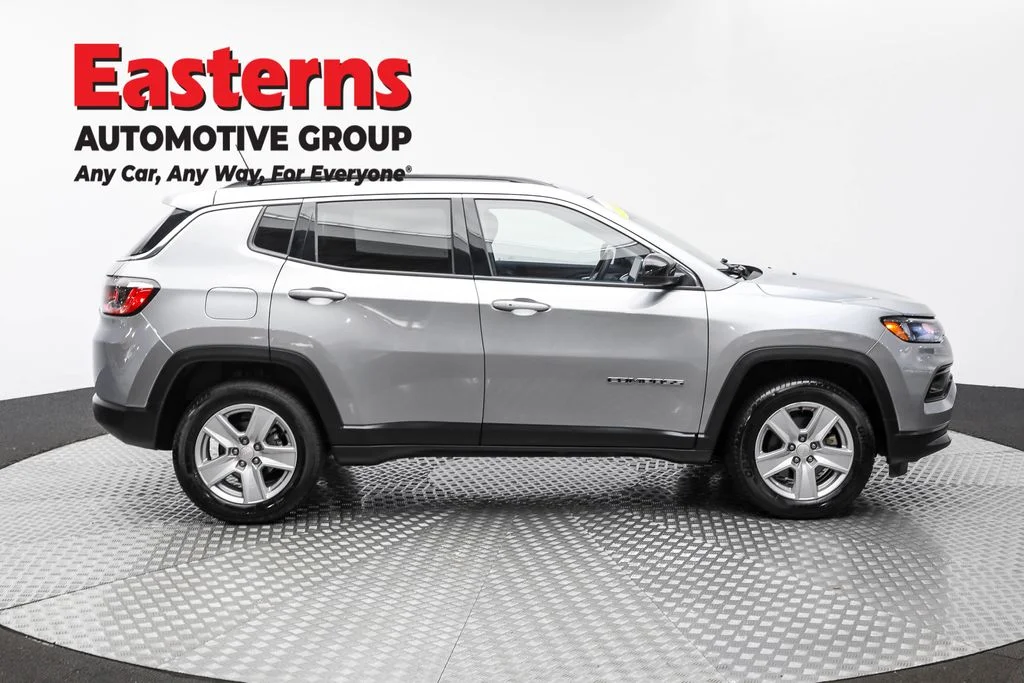 Used 2022 Silver Jeep Latitude image 4