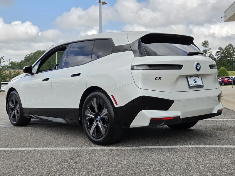 Used 2024 White Metallic BMW M60 SPORTS ACTIVITY VEHICLE image 3