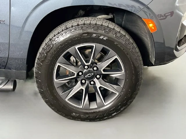 Used 2021 Gray Chevrolet Z71 image 41