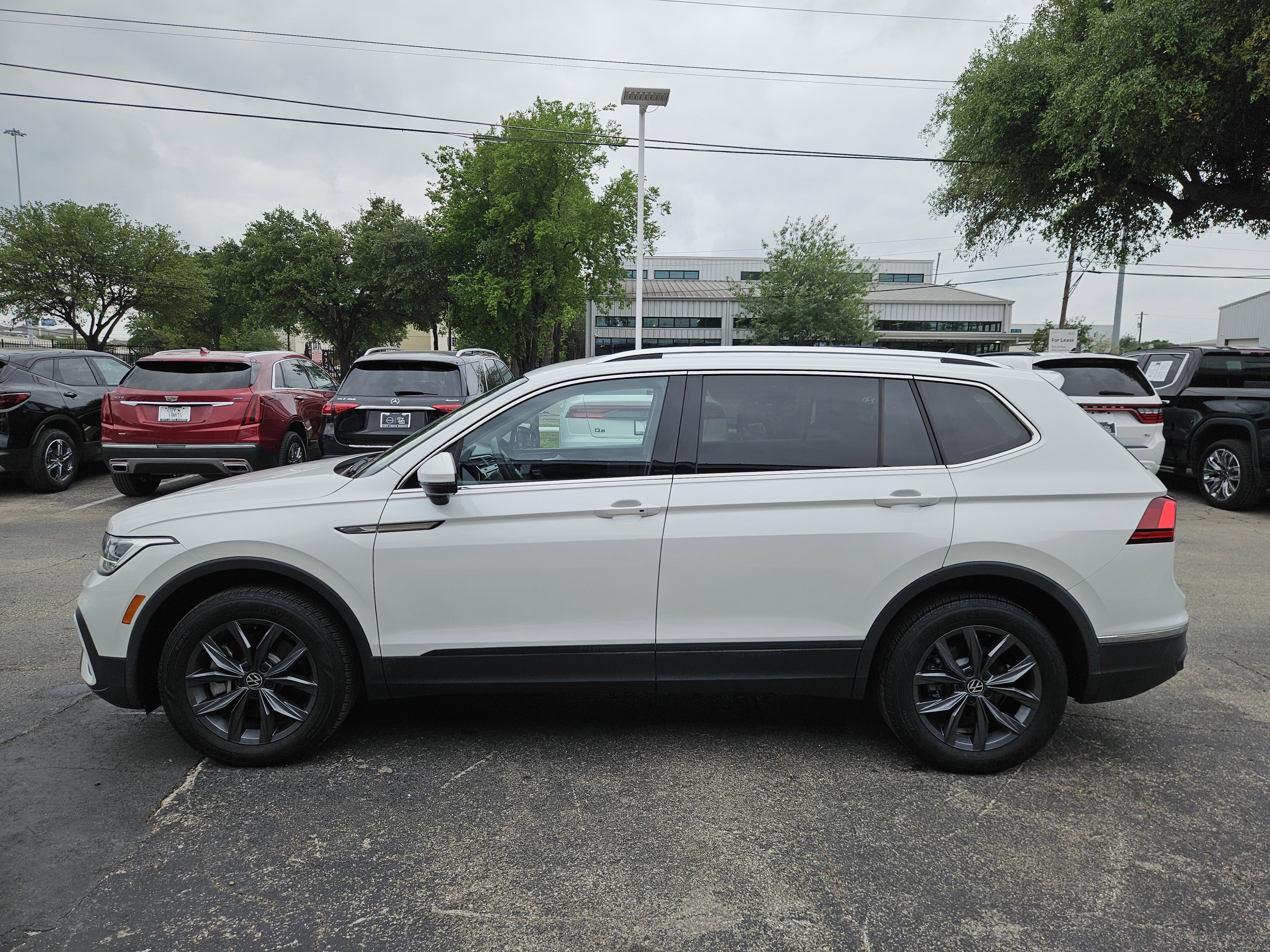 Used 2023  Volkswagen 2.0T SE image 4