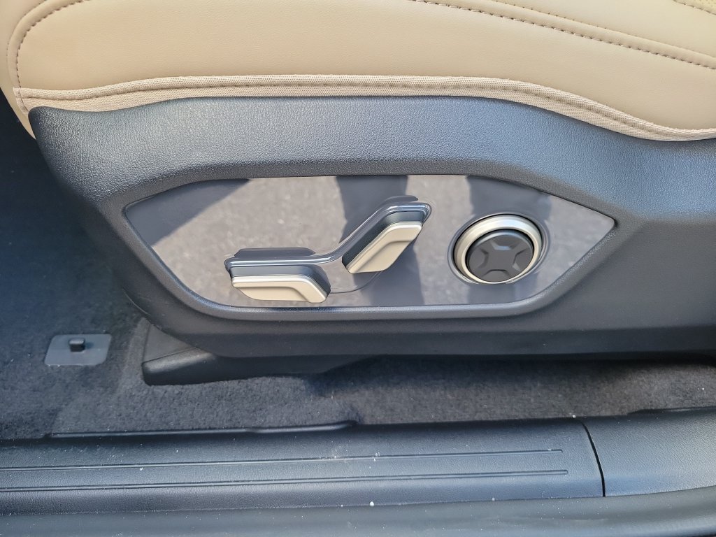 New 2027 Glacial White Pearl Kia EX image 27