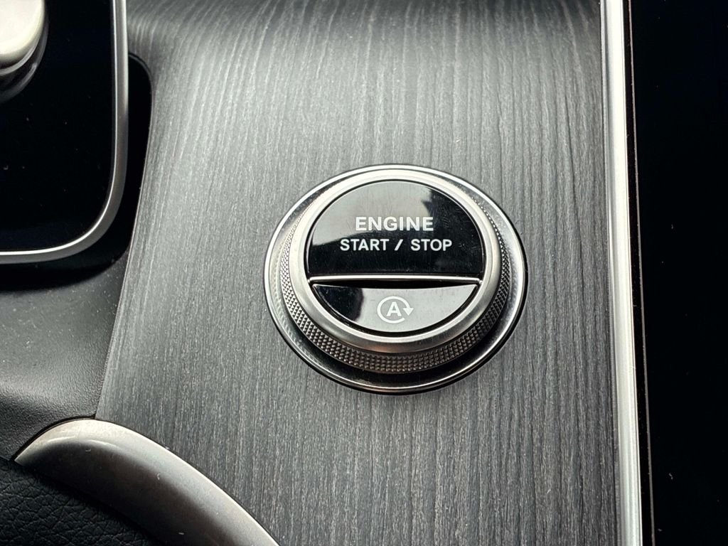 Used 2025  Mercedes-Benz GLC 300 image 29