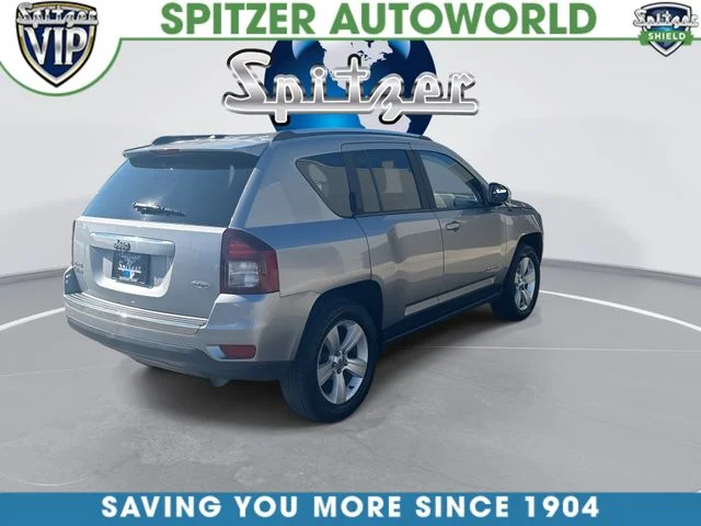 Used 2015 Silver Jeep Latitude image 9