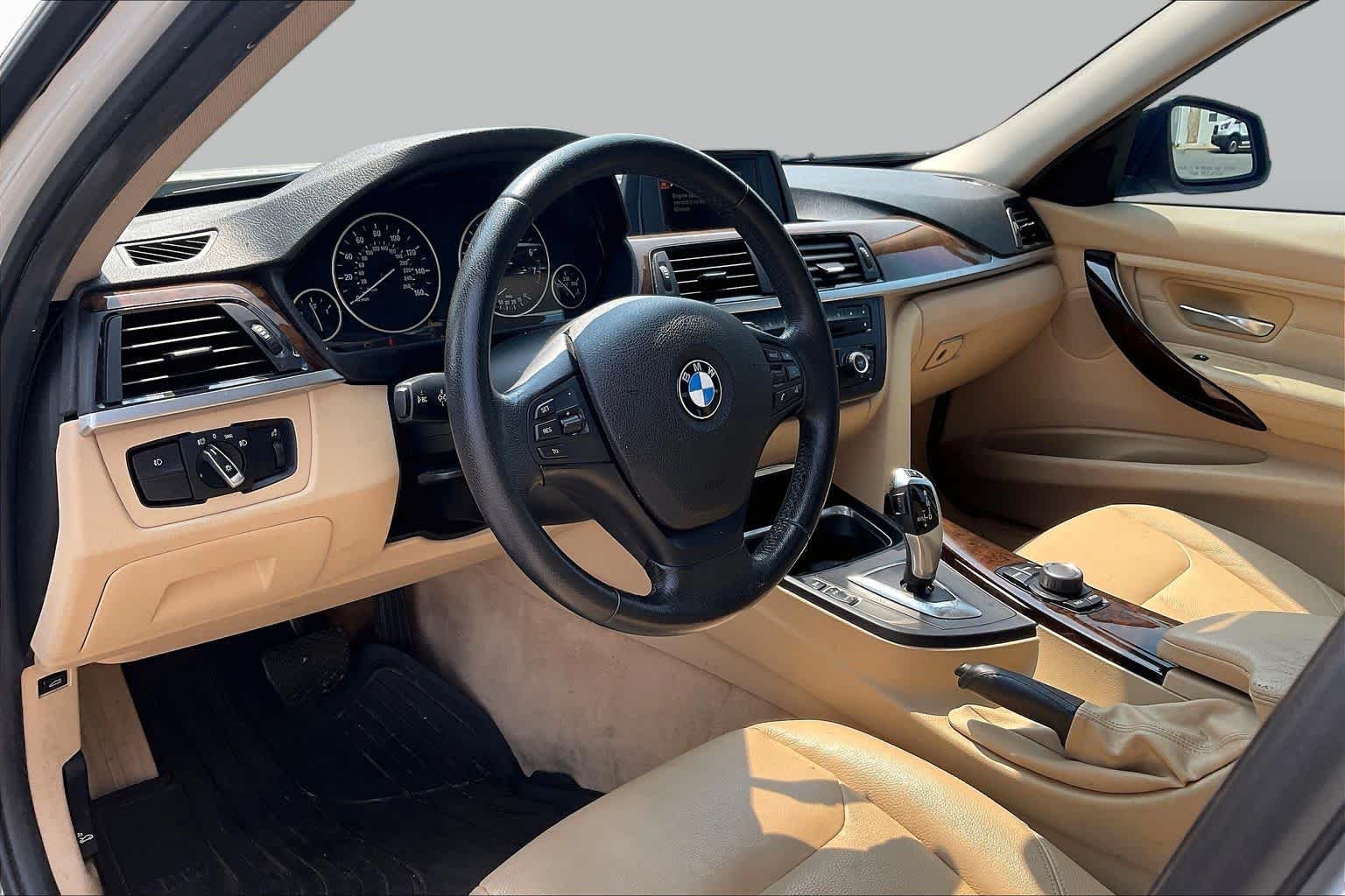 Used 2015 Alpine White BMW 320i xDrive image 17