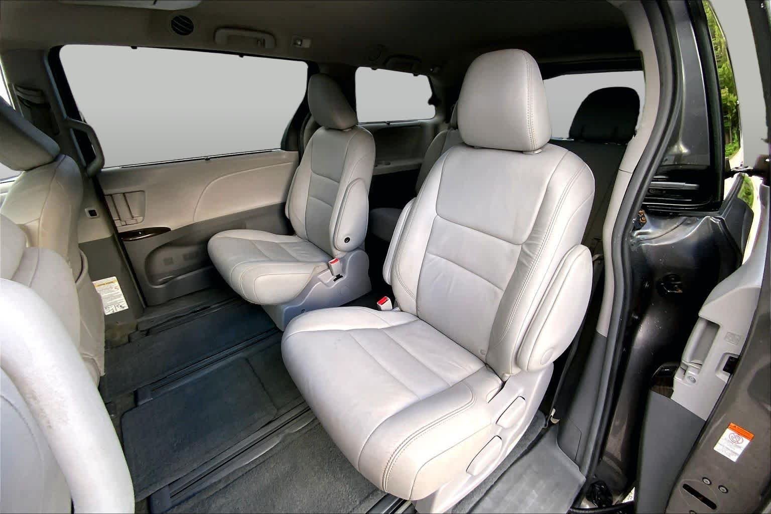 Used 2017 Predawn Gray Mica Toyota XLE Premium image 21