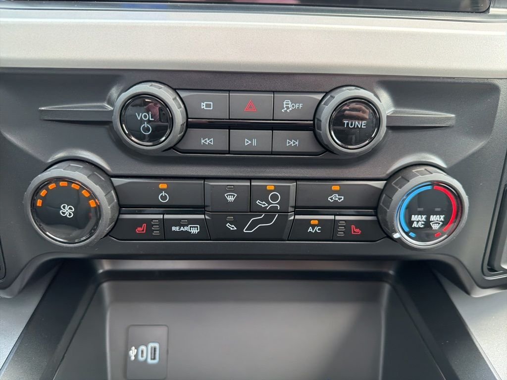 New 2026 Agate Black Metallic Ford F-250® XLT image 32