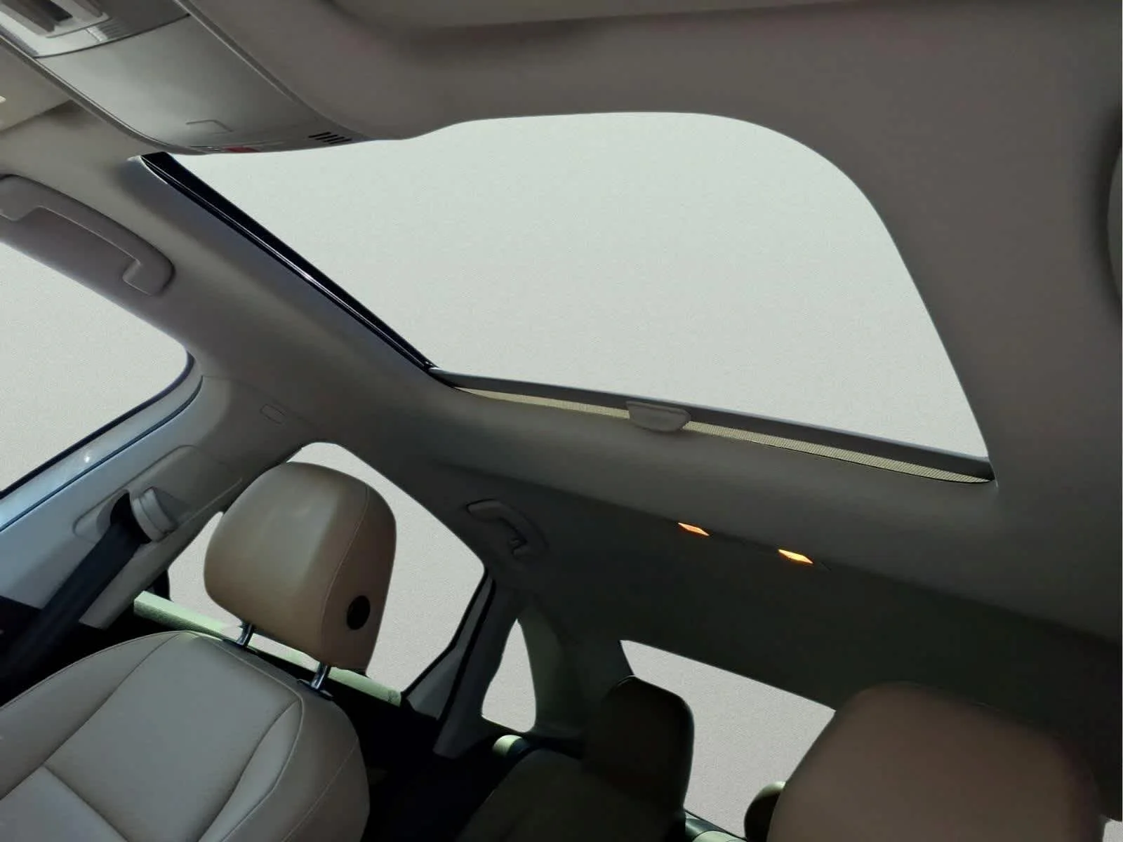 Used 2019 Pure White Volkswagen SEL image 17