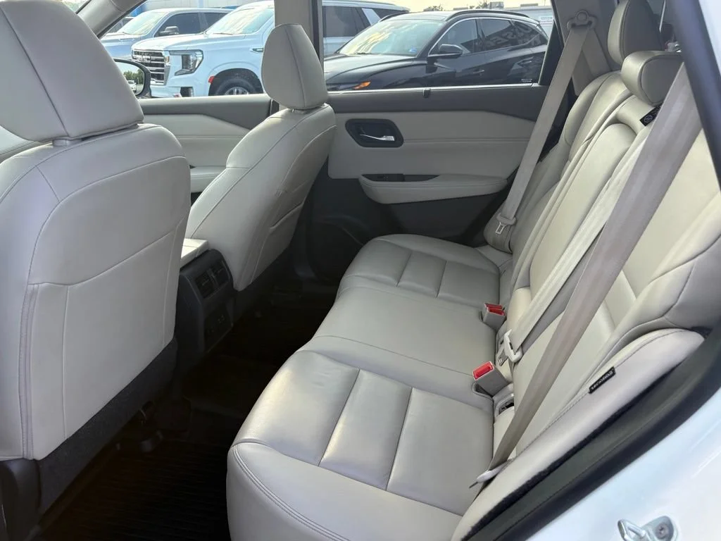 Used 2023  Nissan SL image 19