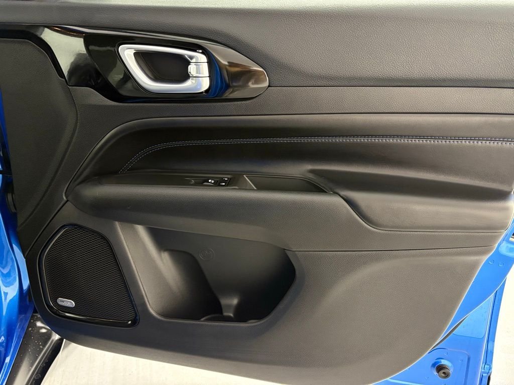 New 2026 Hydro Blue Pearl-Coat Exterior Paint Jeep Latitude image 42