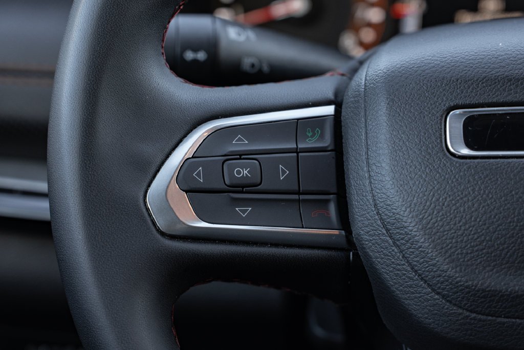 Used 2025 Diamond Black Crystal Pearlcoat Jeep Trailhawk image 13