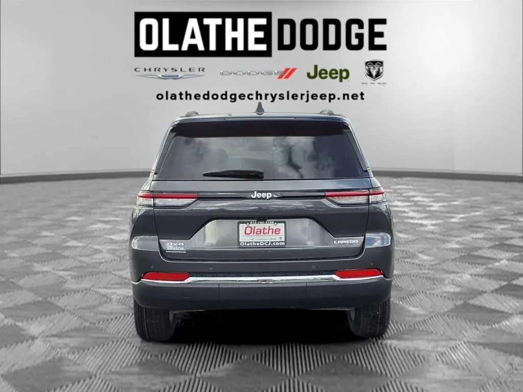New 2025 Baltic Gray Metallic Clear-Coat Exterior Paint Jeep Laredo image 27