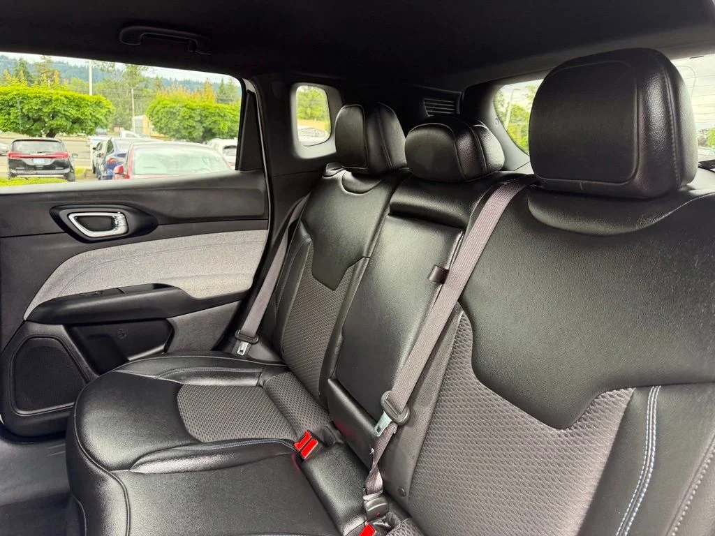 Used 2024 White Jeep Latitude image 29