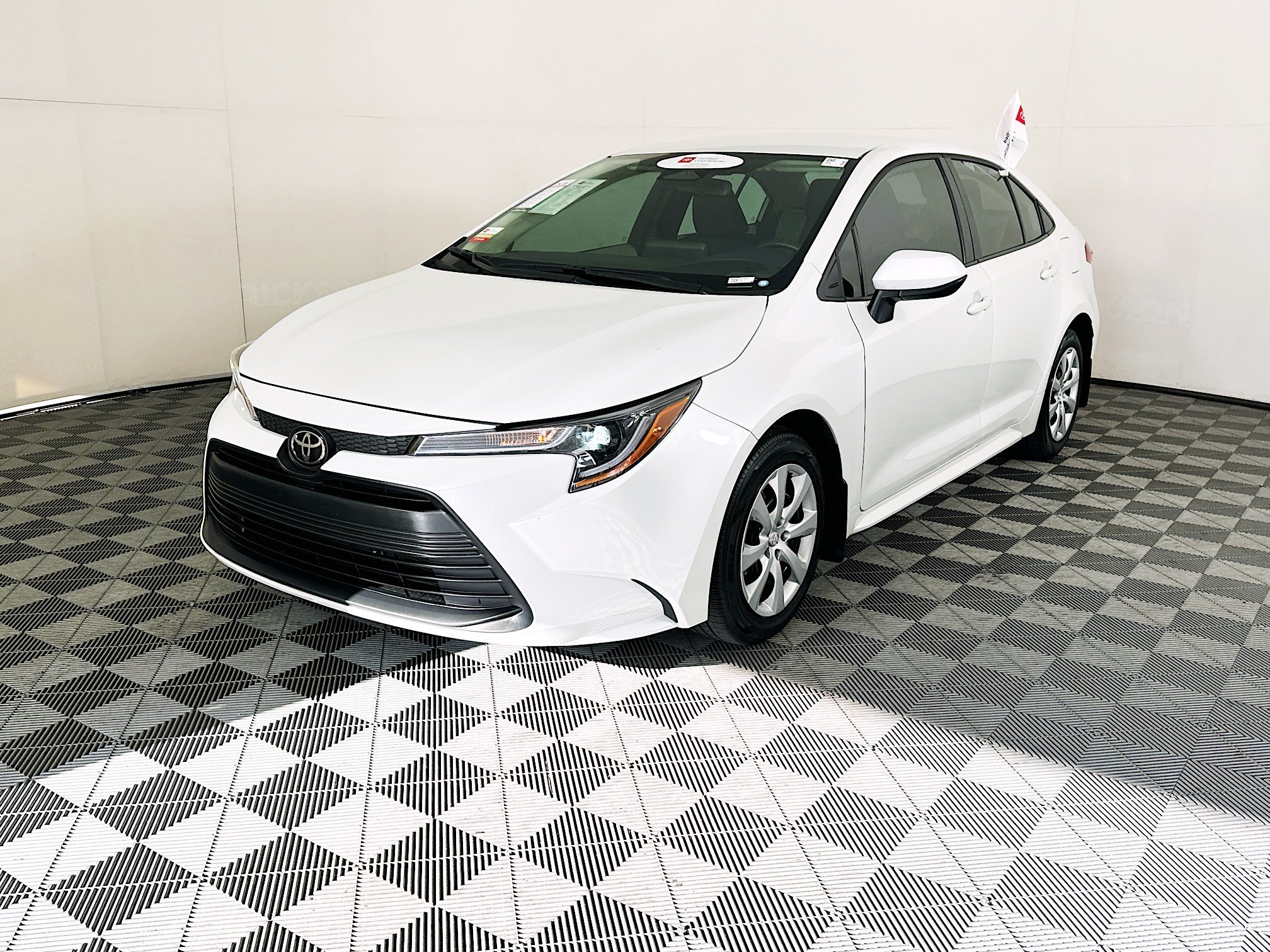 Certified Used 2025 Pearl Toyota LE image 7