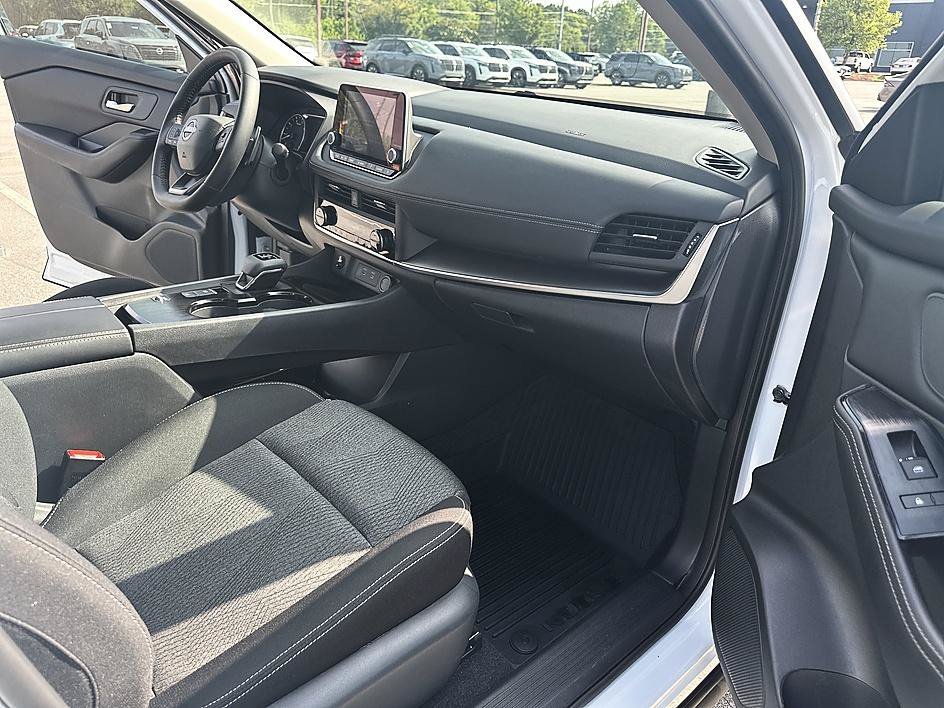 Used 2025 Everest White Pearl Nissan SV image 20