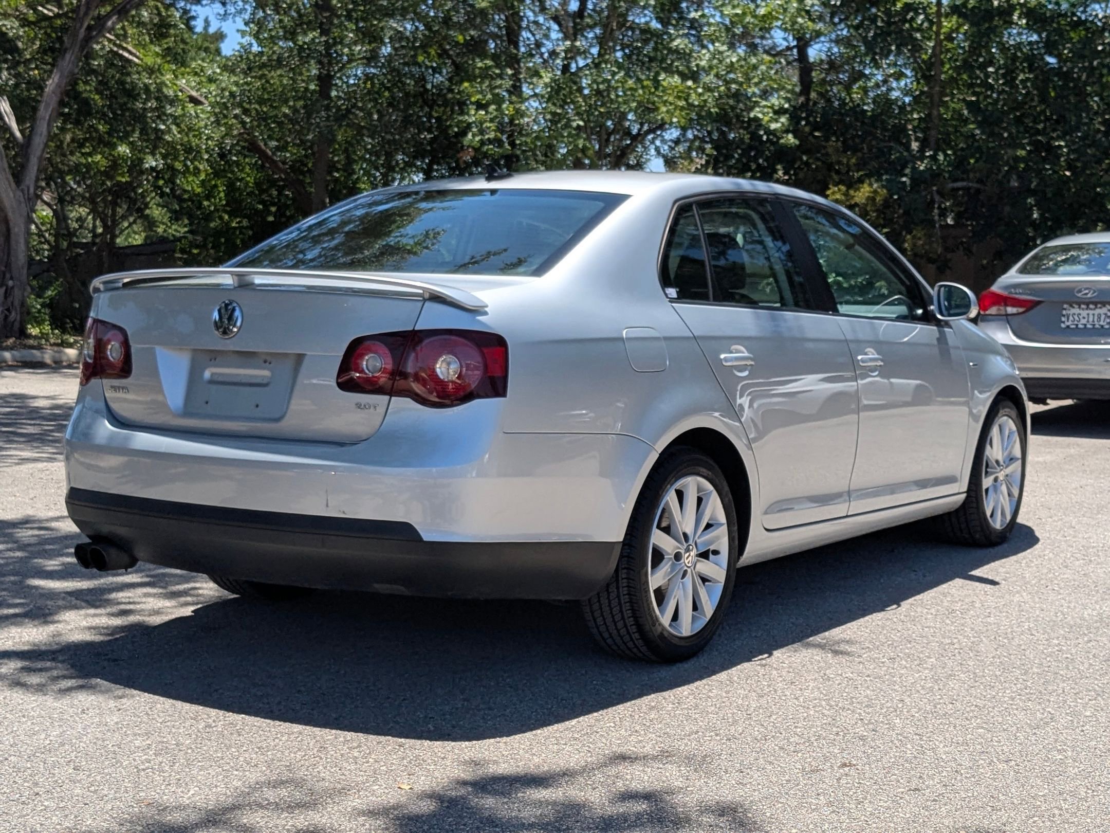Used 2010 Silver Volkswagen Wolfsburg image 3