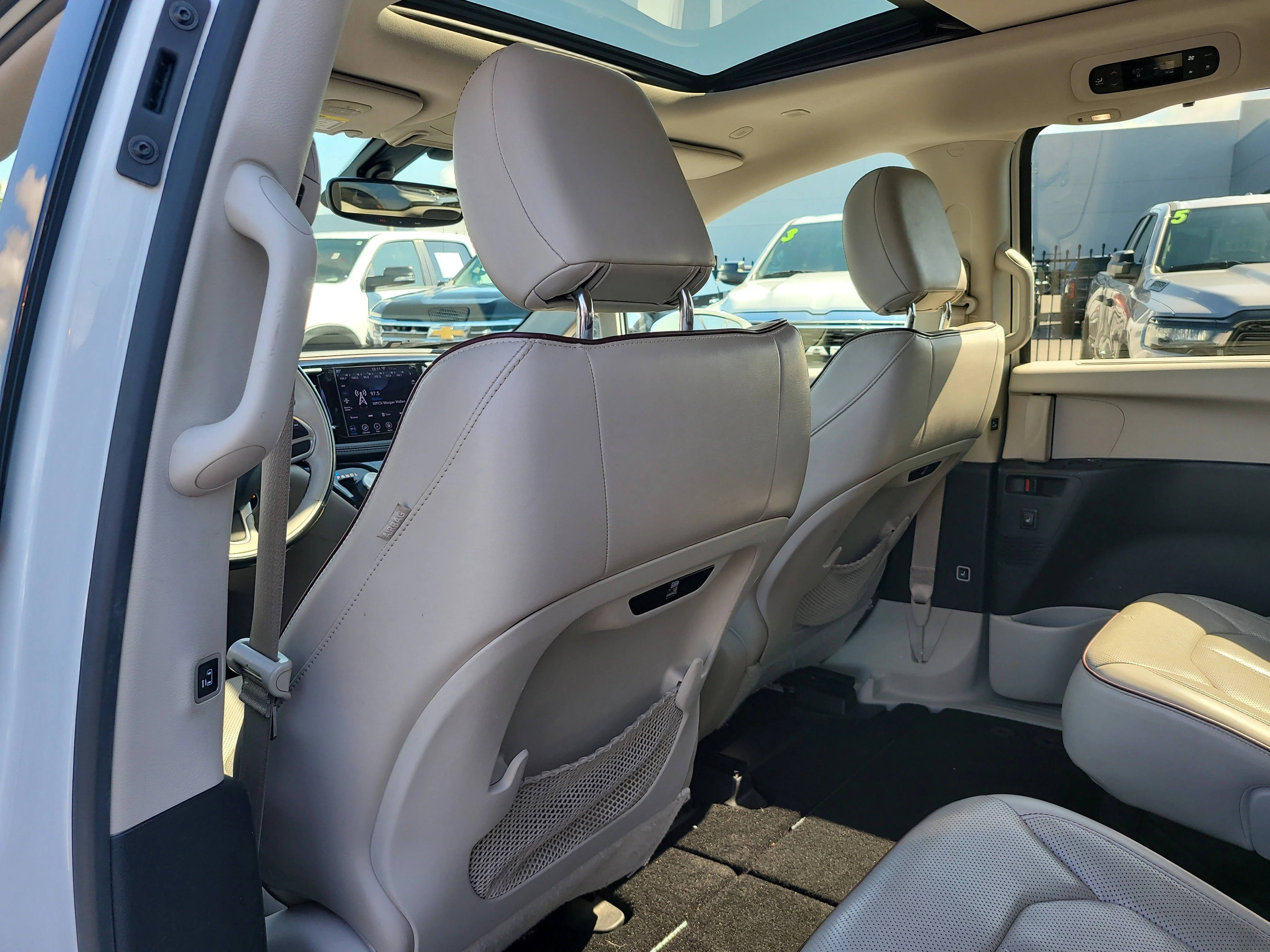 Used 2020 Bright White Clearcoat Chrysler Limited image 12