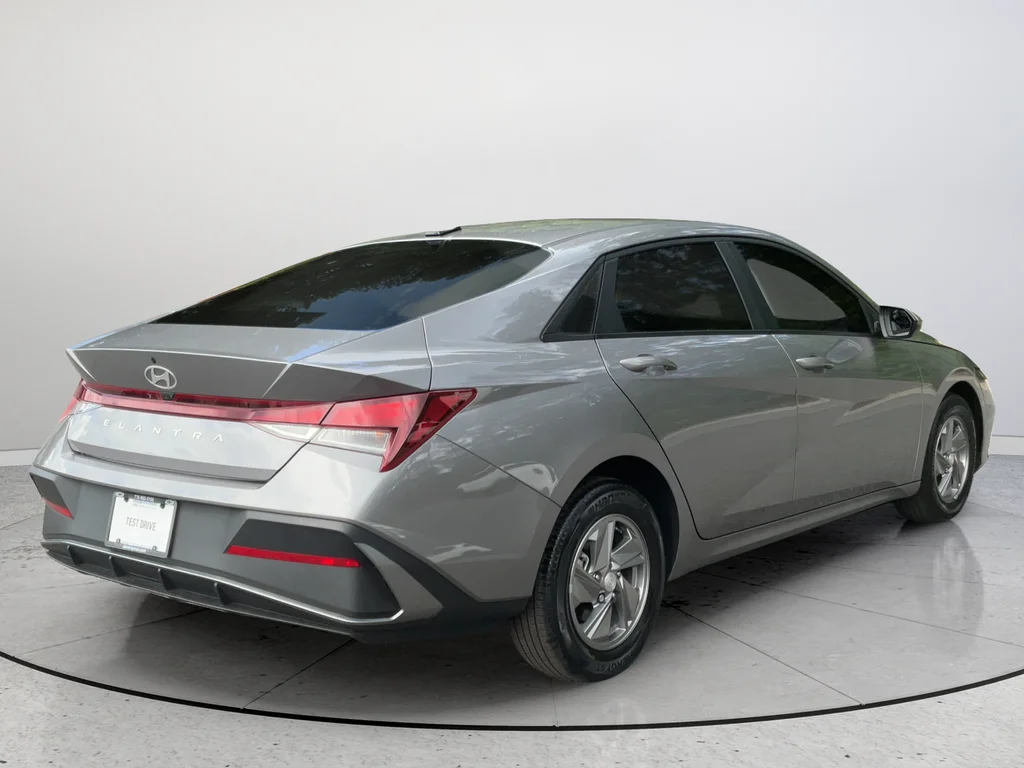 2024 Hyundai Elantra SE - Photo 7