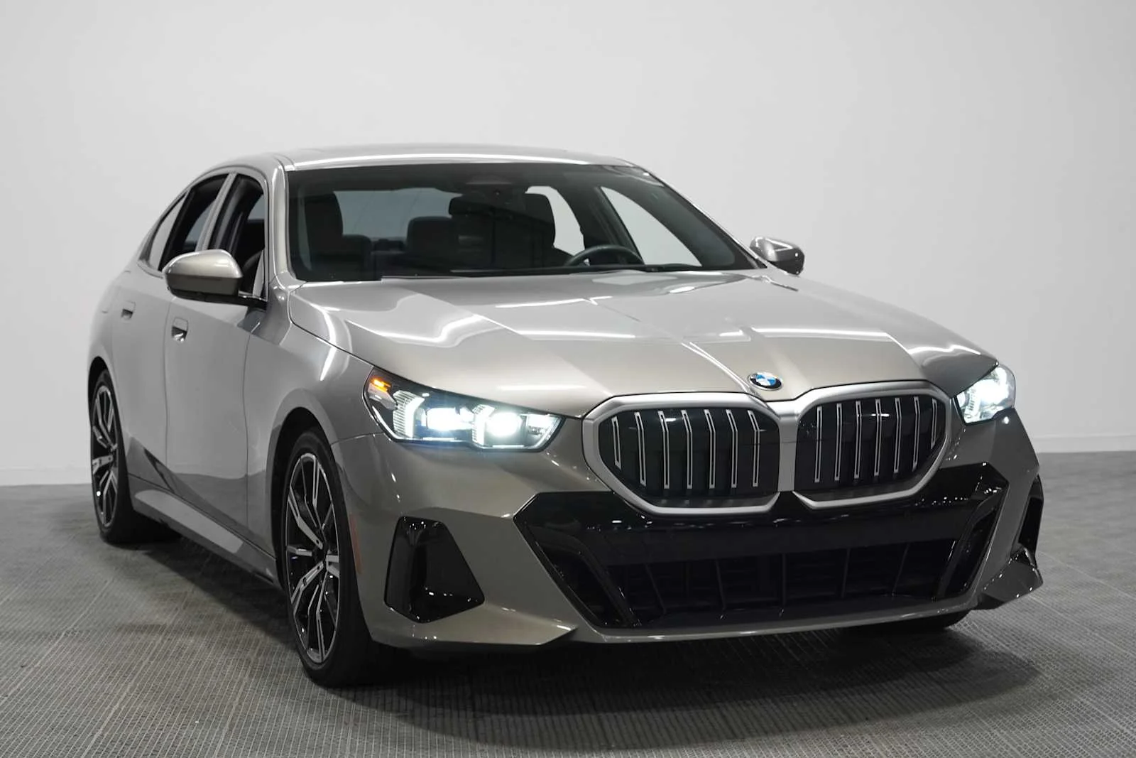 Certified Used 2024 Oxide Grey Met BMW 530i image 3