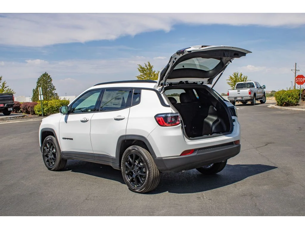 New 2026 Bright White Clearcoat Jeep Latitude image 9