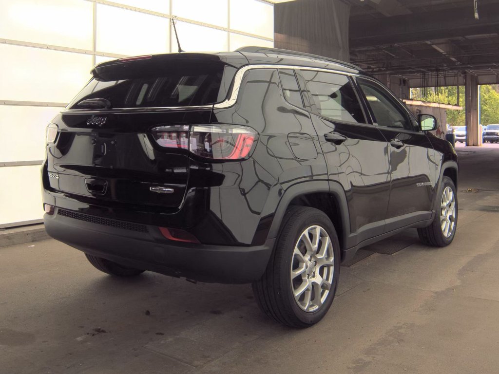 Used 2022 Diamond Black Crystal Pearlcoat Jeep Latitude Lux image 3