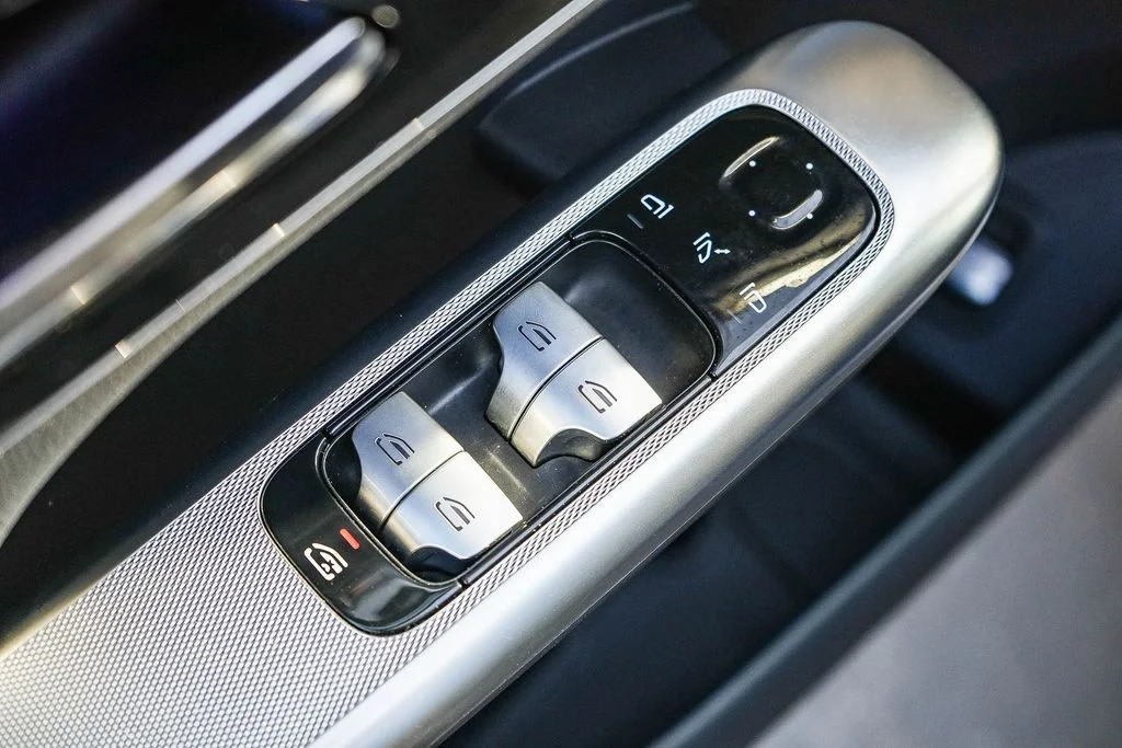 Used 2025  Mercedes-Benz GLC 300 image 20