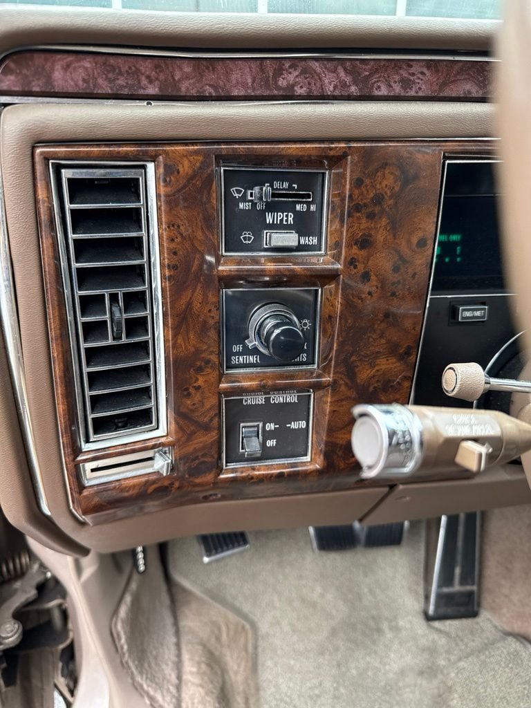 Used 1992 Brown Cadillac Base image 17
