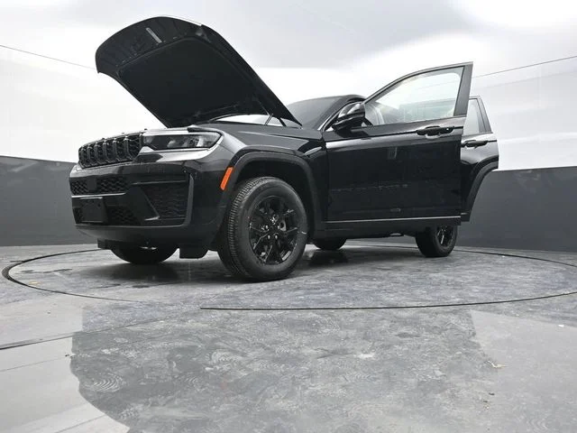 New 2026 Diamond Black Crystal Pearl-Coat Exterior Paint Jeep Altitude image 32