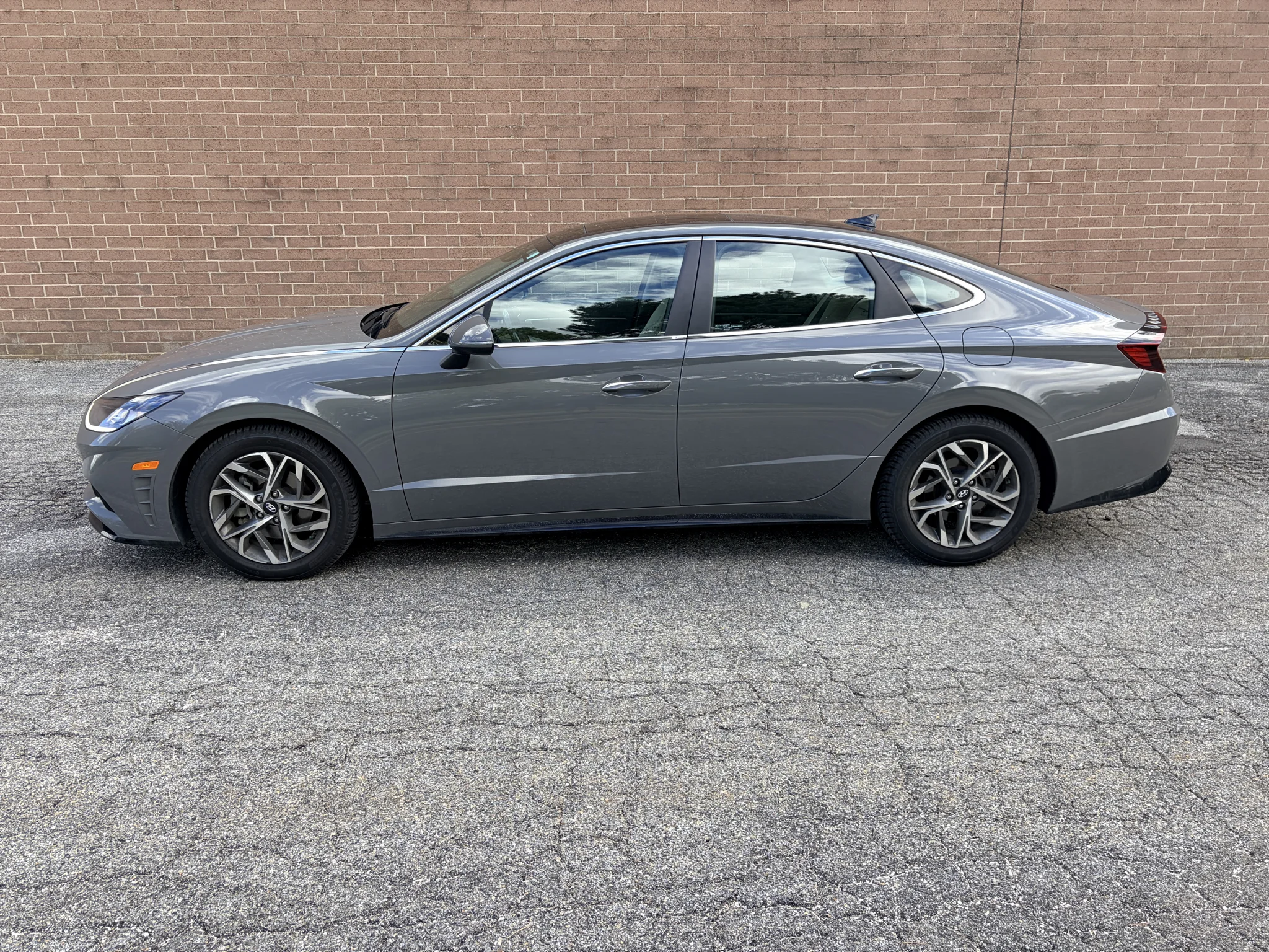 Used 2022 Hampton Gray Hyundai SEL image 2