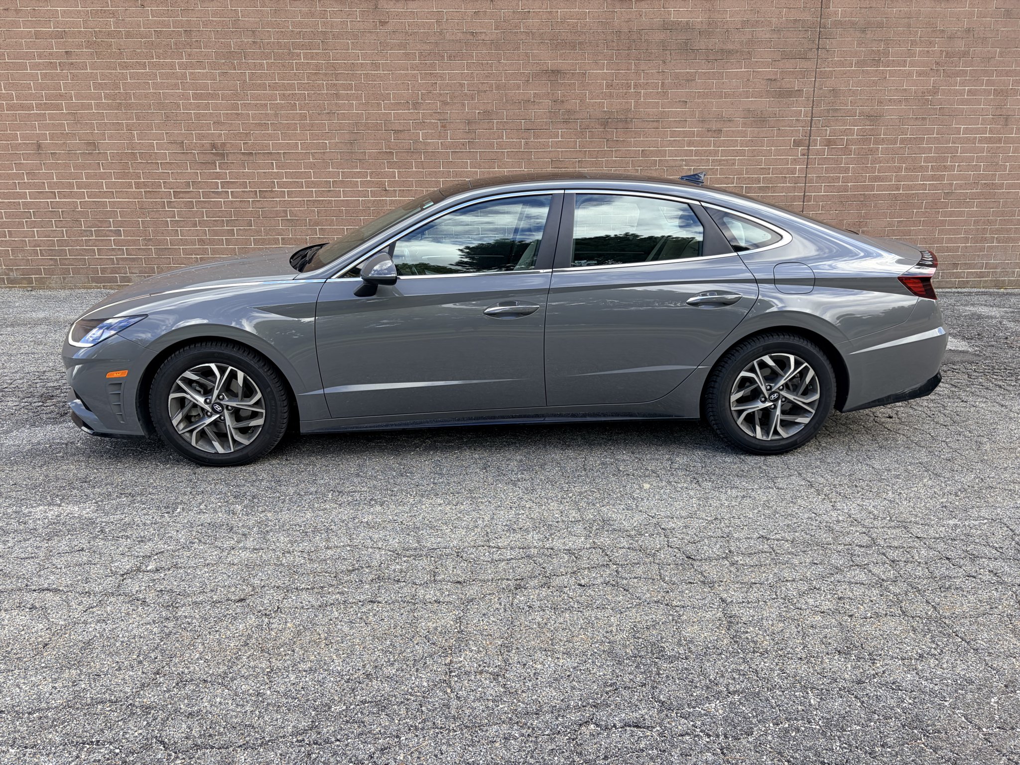 Used 2022 Hampton Gray Hyundai SEL image 2