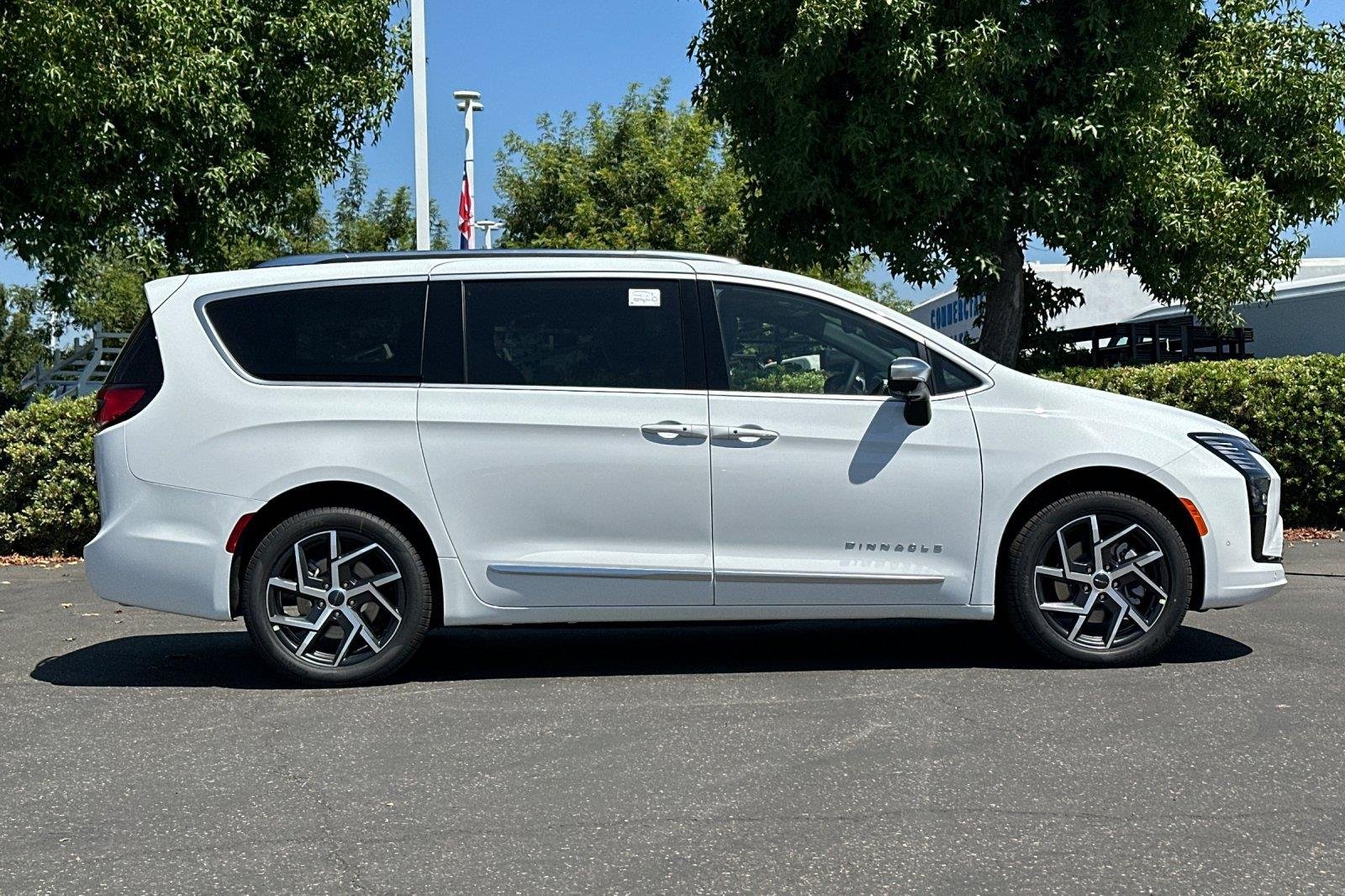 New 2027 Bright White Clearcoat Chrysler Pinnacle image 3