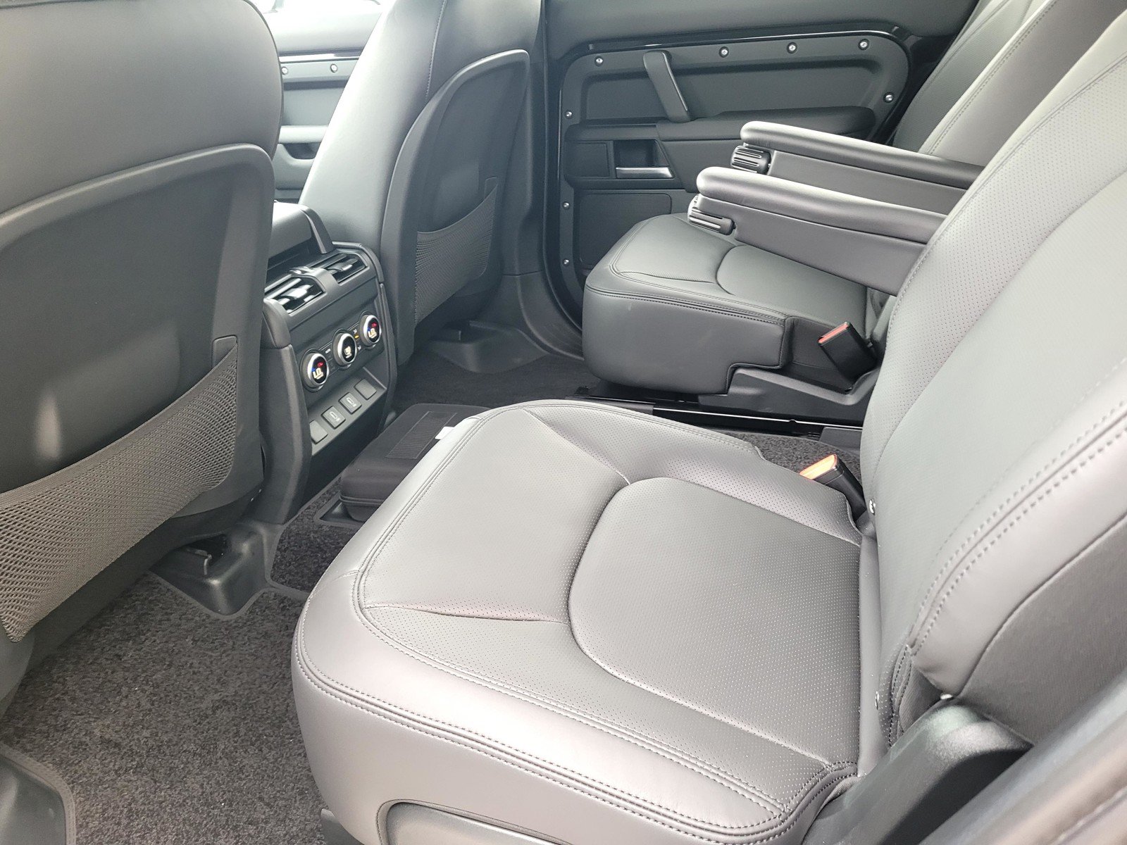 New 2026 Santorini Black Land Rover X-Dynamic SE image 13
