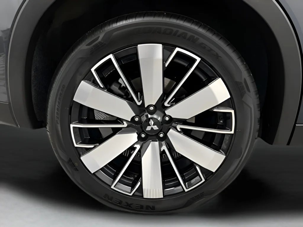 Used 2025 Moonstone Gray Metallic/Black Roof Mitsubishi SE image 52