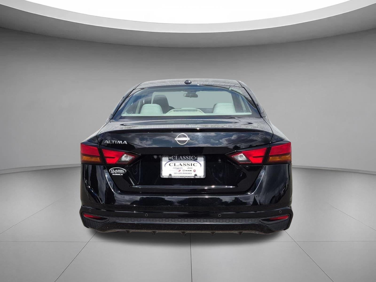Used 2025 Super Black Nissan SV image 4