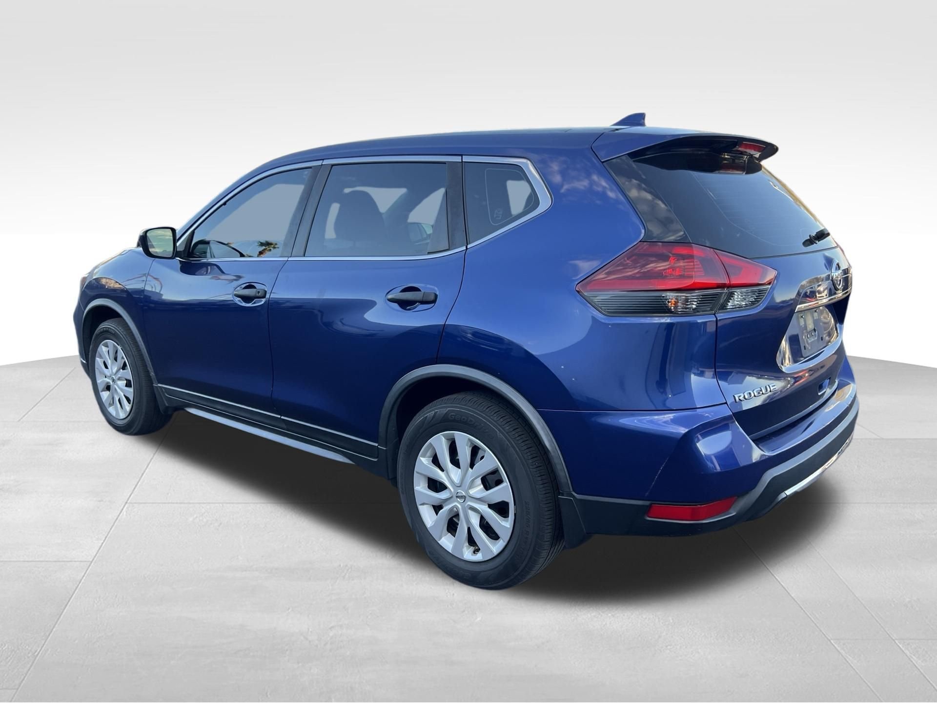 Used 2020 Blue Nissan S image 7