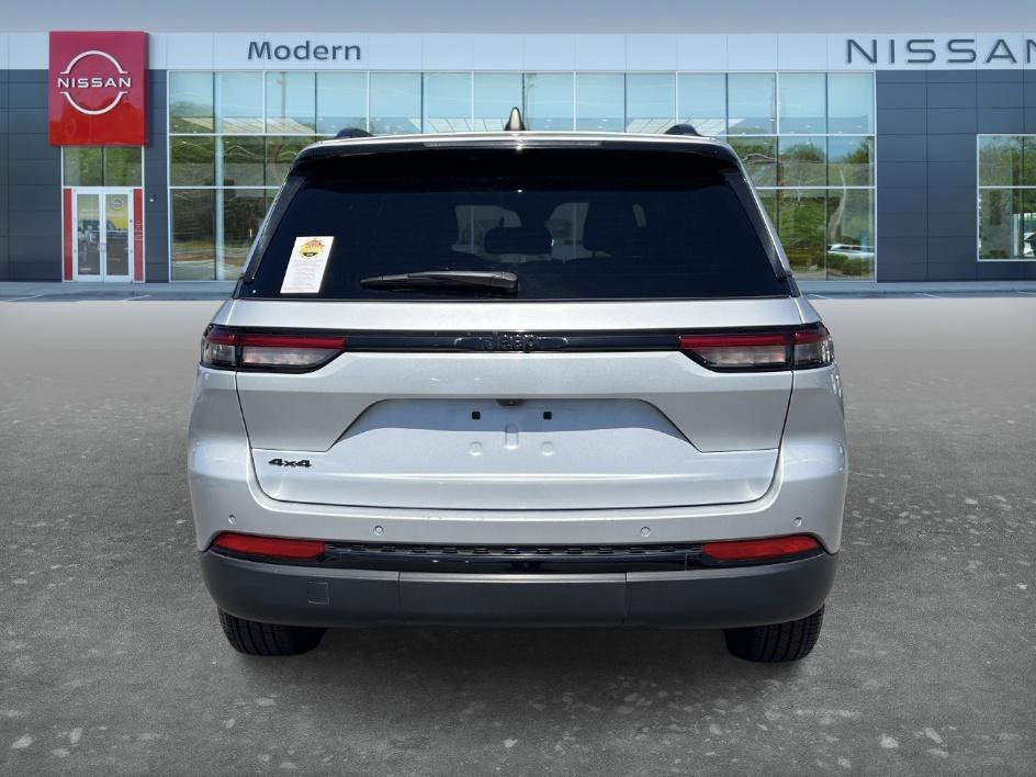 Used 2024 Silver Zynith Jeep Altitude image 7