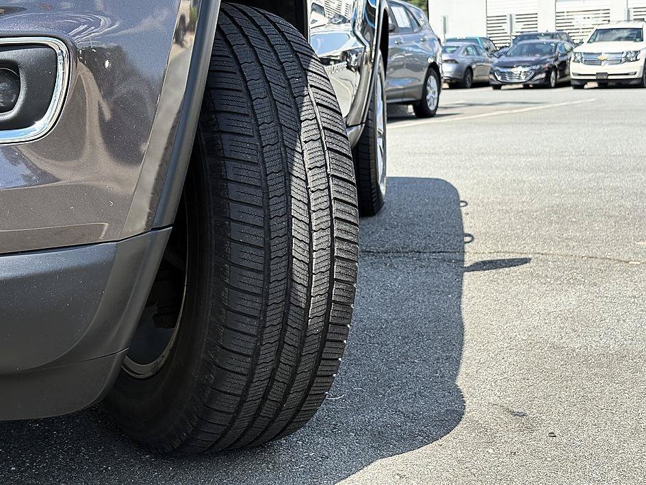 Used 2015 Granite Crystal Metallic Clearcoat Jeep Laredo image 26