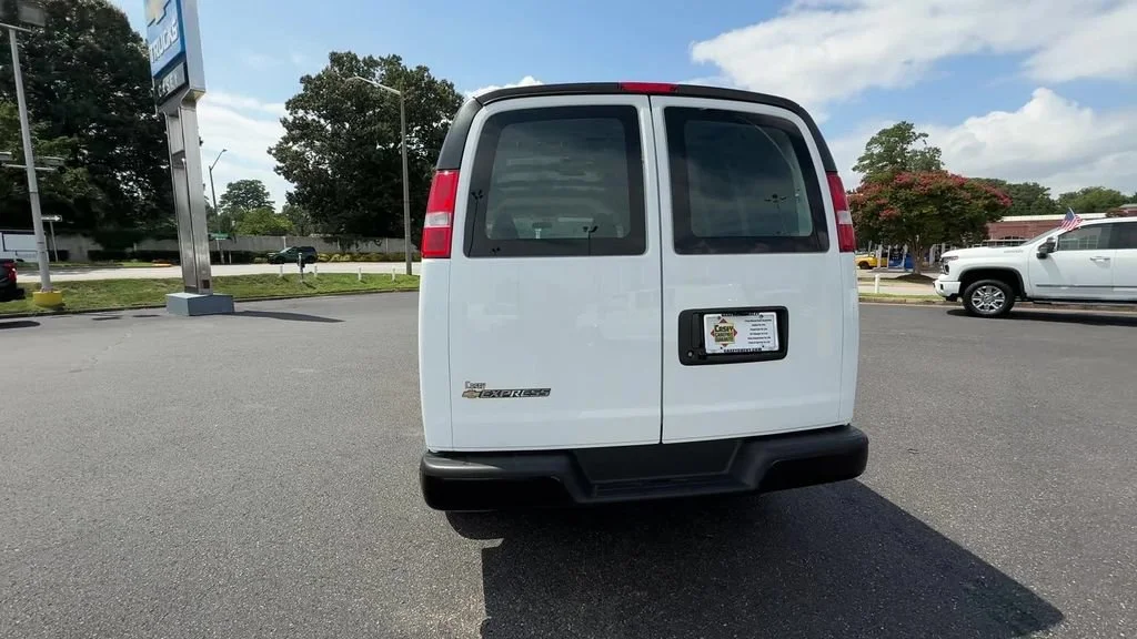 New 2026 Summit White Chevrolet WT image 6