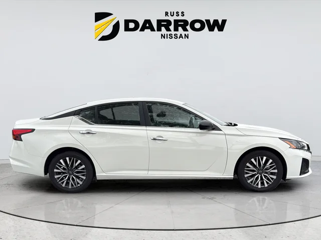 Used 2025 White Nissan 2.5 SV image 6