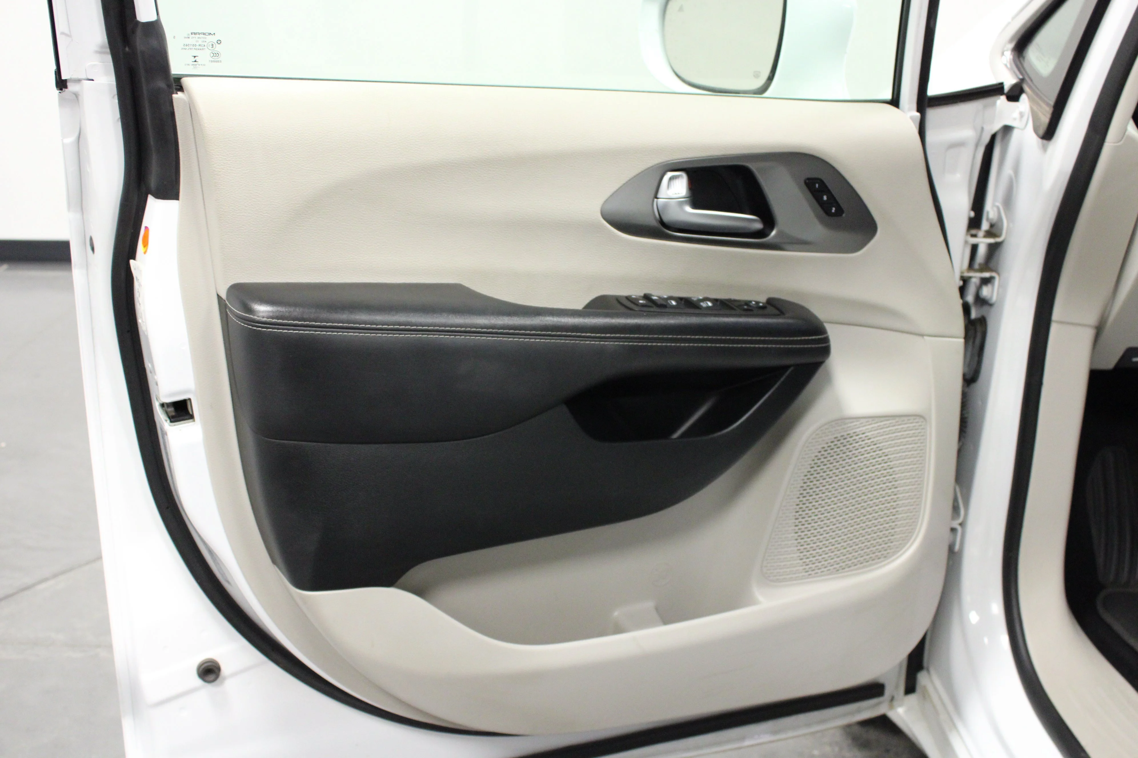 Used 2022 Bright White Clearcoat Chrysler Touring L image 11