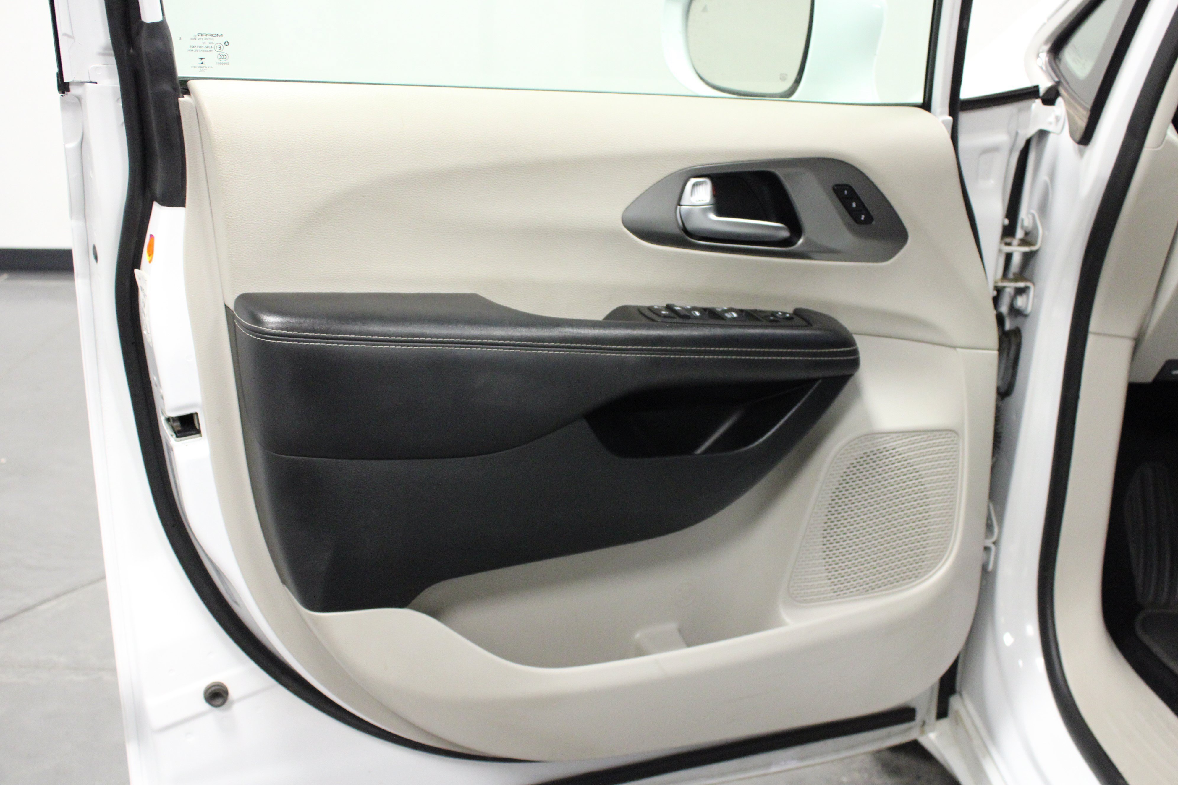 Used 2022 Bright White Clearcoat Chrysler Touring L image 11