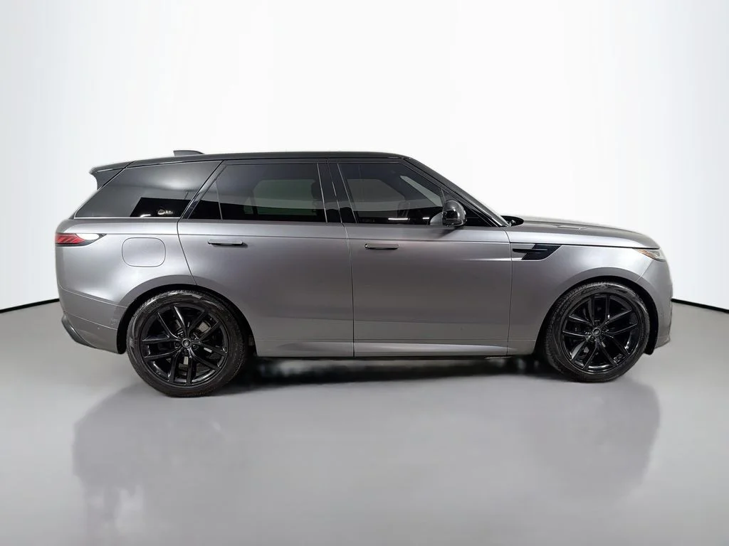 Used 2023 Fuji White Land Rover SE Dynamic image 4