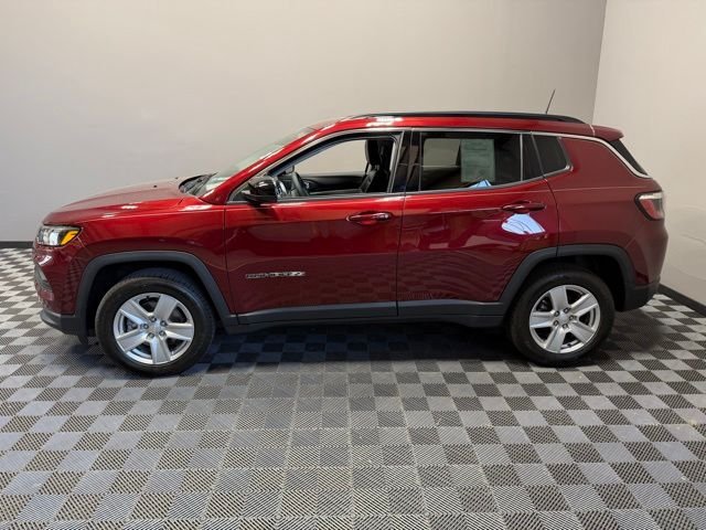 Used 2022 Velvet Jeep Latitude image 6